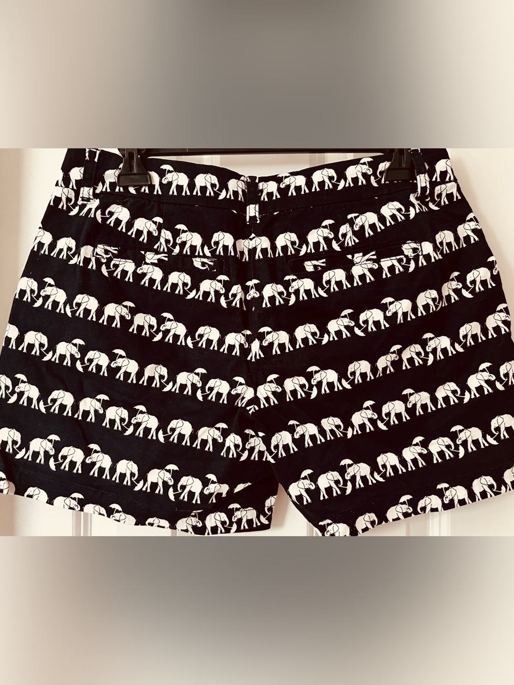 Crown & Ivy Elephant Print Chino Shorts
Navy & White Size 4